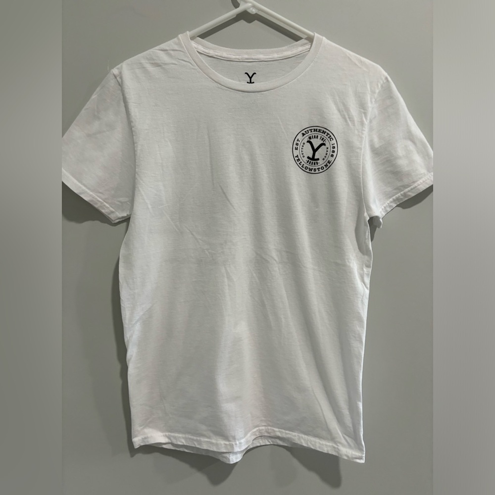 YELLOWSTONE T-shirt.